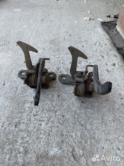 Захватный крюк капота бмв е38