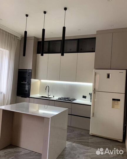 Кухонный гарнитур прямой с островом