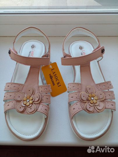 Босоножки для девочки 35 размер новые