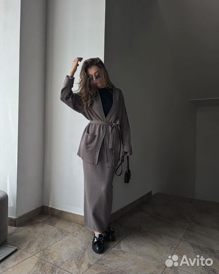 Костюм с кардиганом и юбкой