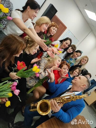 Саксофонист, ведущие на мероприятие