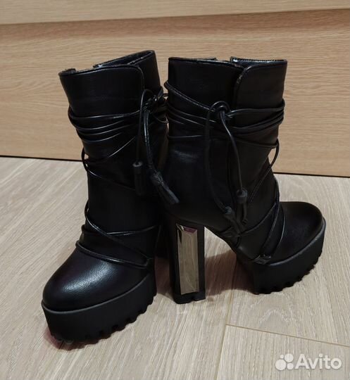 Ботильоны на высоком каблуке