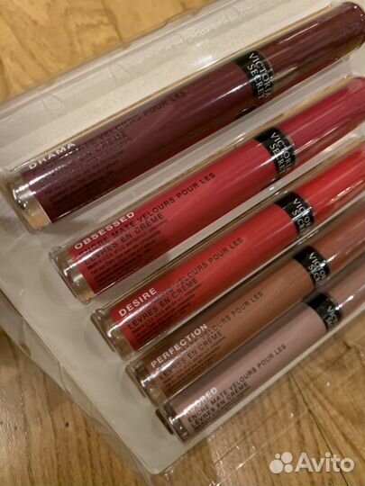 Блеск для губ Виктория Сикрет матовый красный