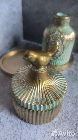 Шкатулка и ваза на подставке