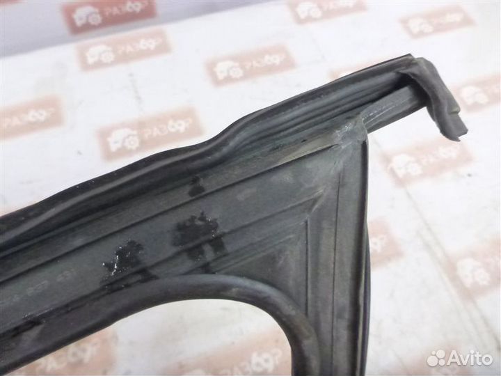 Уплотнительная резинка стекла передняя правая