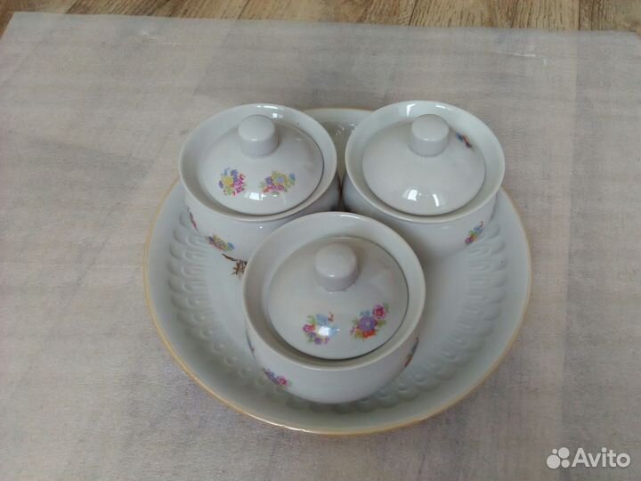 Новое фарфоровое блюдо с горшочками под горячее