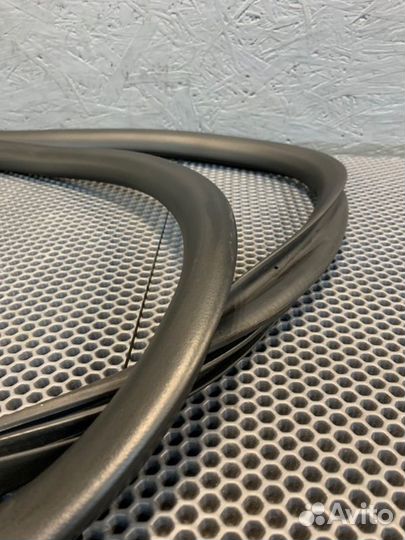 Уплотнительная резинка двери багажника Porshe