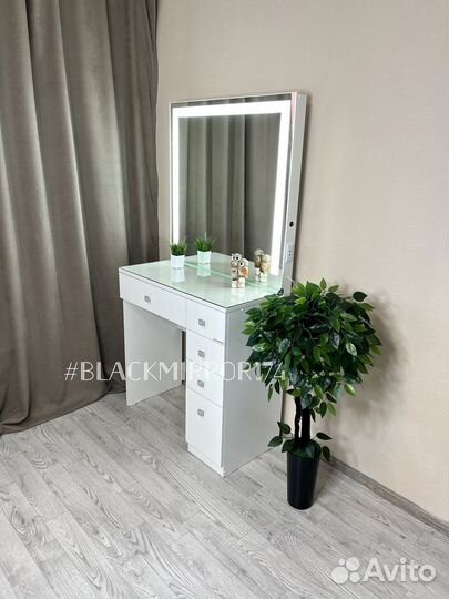 Столик для макияжа с тумбой и зеркалом