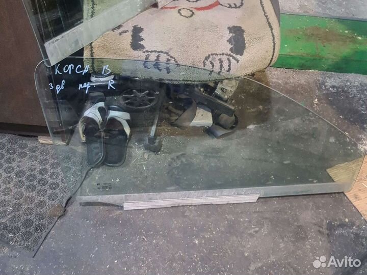 Опель Корса в стекло двери