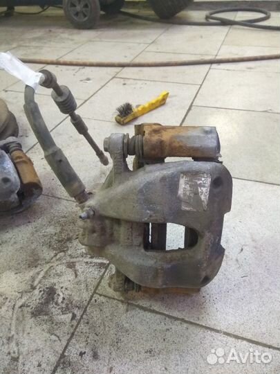 Суппорт передний левый Пежо 308 2007-2014