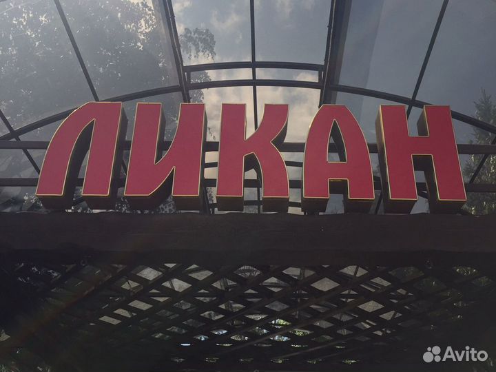 Кухонный работник в кафе