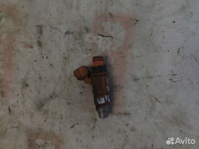 Форсунка топливная Mitsubishi Carisma DA1A 4G92