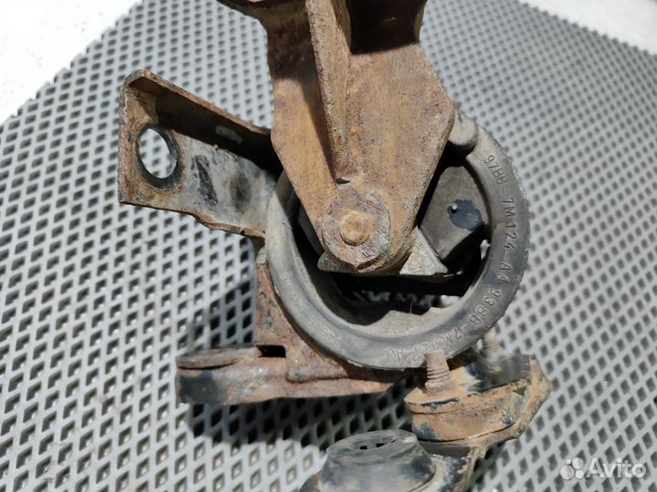 Опора двигателя левая Ford Mondeo II 1996-2000