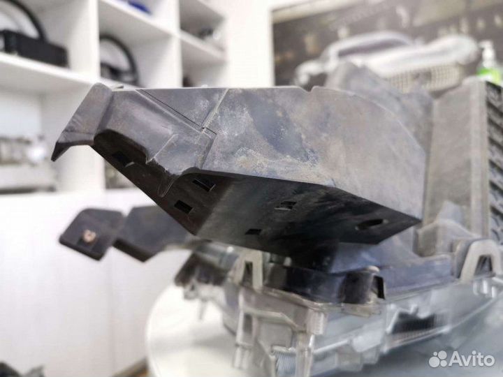 Фара правая LED Toyota Land Cruiser Prado 150 2020