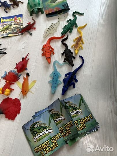 Фигурки разных серий (красное белое) к/б