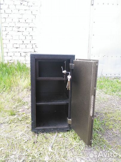 Сейф темный