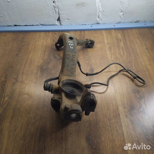 Кулак поворотный передний правый Volkswagen Passat