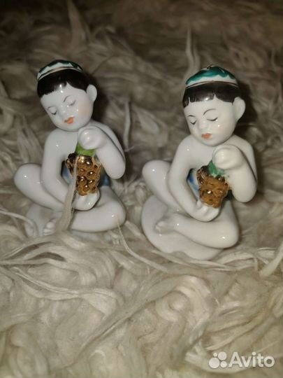 Мальчик узбек с виноградом фарфор