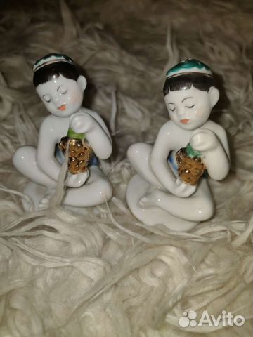 Мальчик узбек с виноградом фарфор