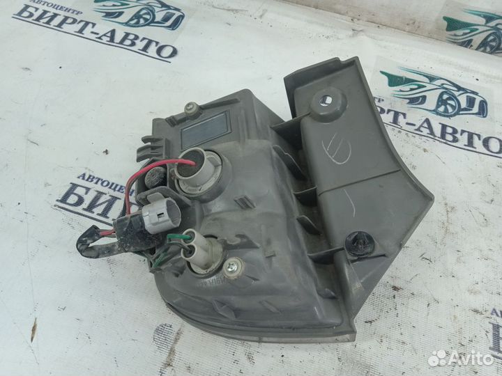 Фонарь задний в бампер правый Toyota Isis I рестайлинг (2009—2018)