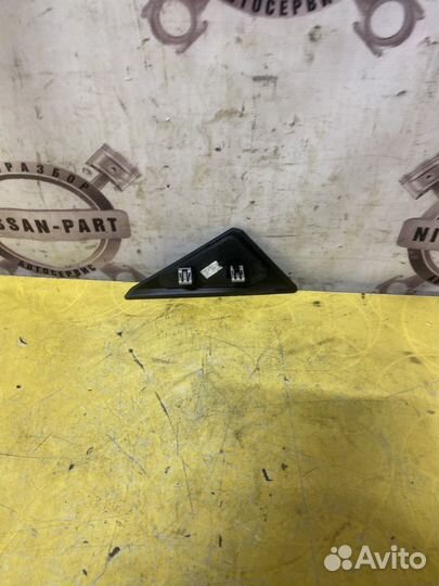 Chevrolet camaro 6 заглушкой над зеркалом левая