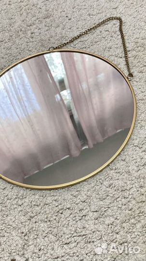 Круглое интерьерное зеркало на цепочке. золото