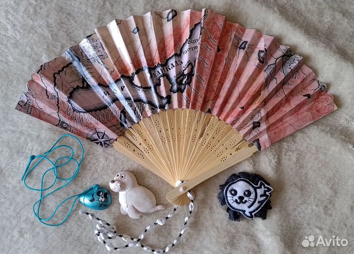 Веер с Байкалом, 2 броши нерпа, боа из перьев