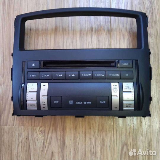 Штатная автомагнитола на Mitsubishi Pajero 4