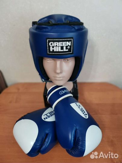 Боксерские перчатки и шлем