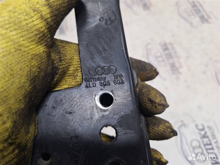 Кронштейн воздушного фильтра Audi Q7 2005