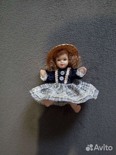 Кукла фарфоровая