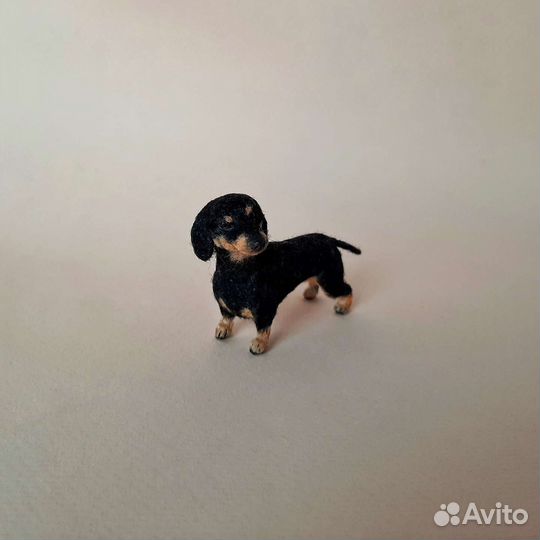 Миниатюрная игрушечная собачка такса