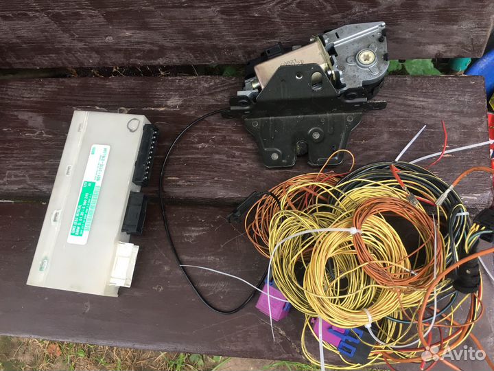 Замок багажника с доводчиком