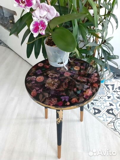 Журнальный столик круглый из эпоксидной смолы