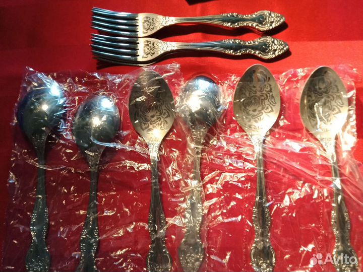 Подарочный набор, очень красивый, ложки и вилки