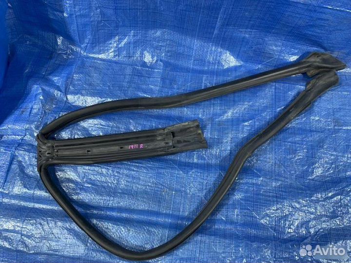 Уплотнение дверное правое Toyota Mark Ii GX100