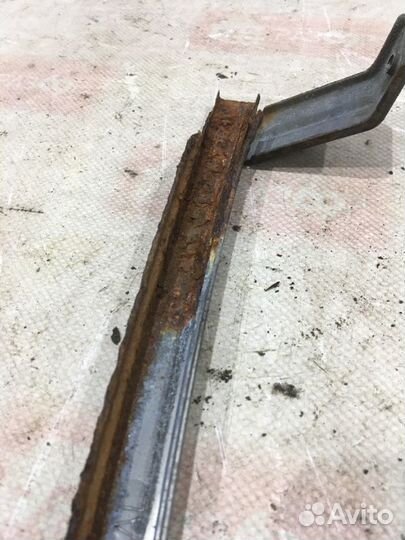 Направляющая стекла передняя левая Honda Civic FD1