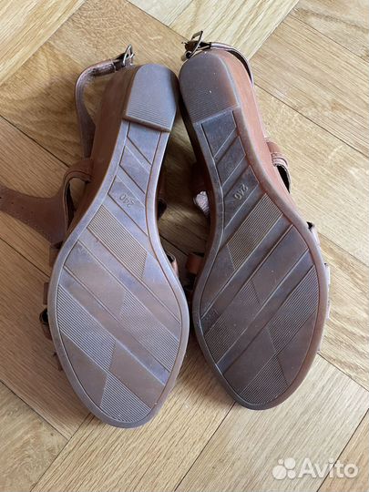 Босоножки на танкетке