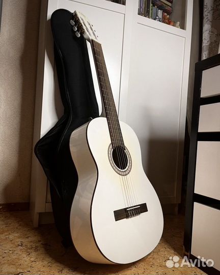 Классическая гитара новая с чехлом