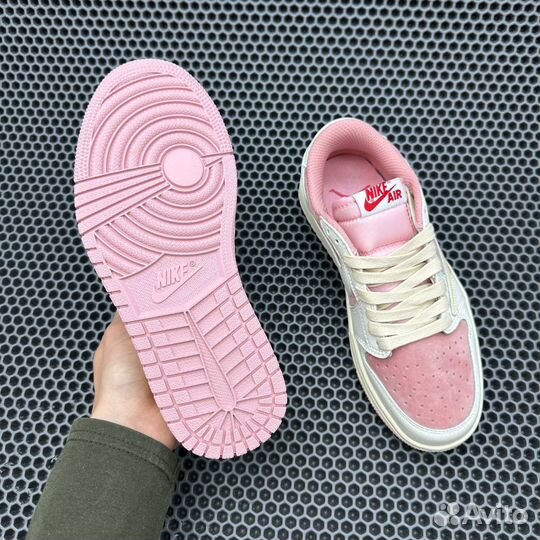 Nike Air Jordan 1 Low travis scott shy pink