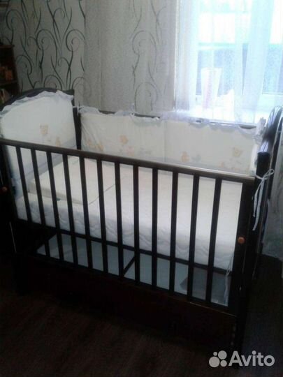 Детская кроватка с маятником