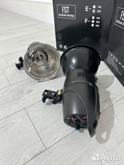 Вспышка студийная FST E-250