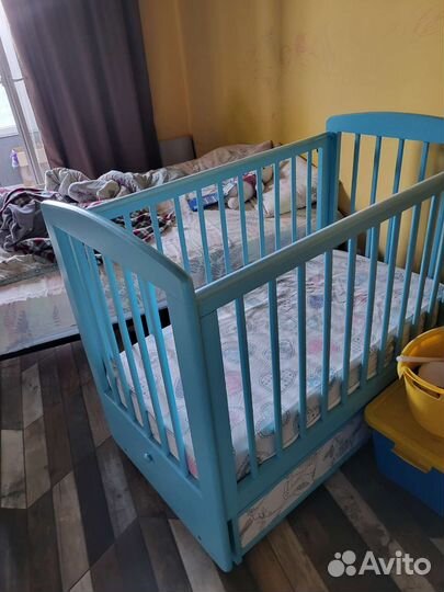 Детская кроватка и комод