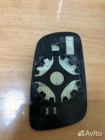 Зеркальный элемент левый. Шкода