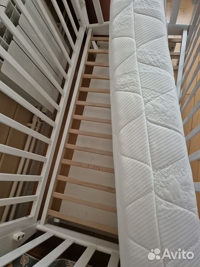 Детская кроватка с маятником и матрасом