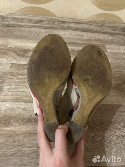 Босоножки на танкетке