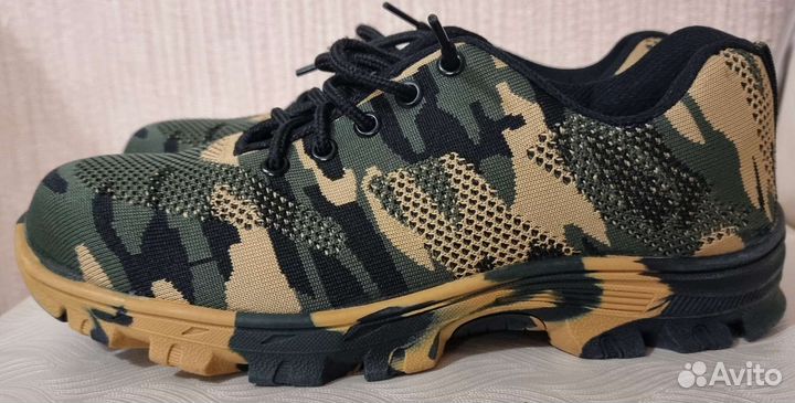 Кроссовки с металлическим носком