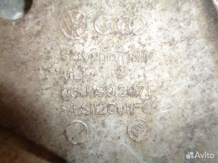 Кронштейн двигателя правый VAG VW 1.8 2.0 CDA