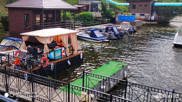 Место стоянка для катера лодки причал 