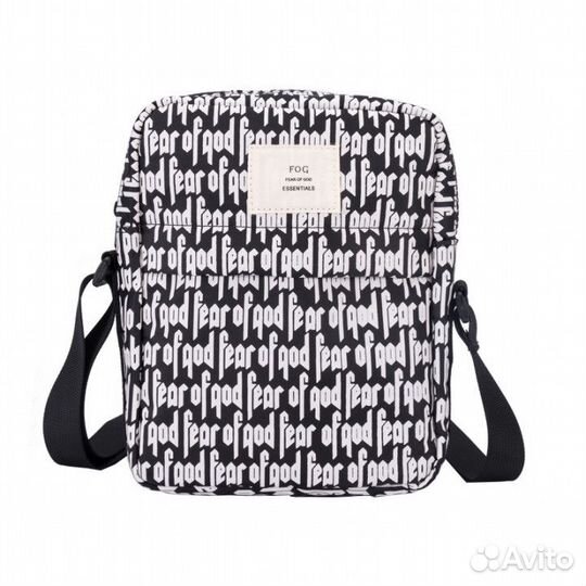 Сумка essentials через плечо на руках